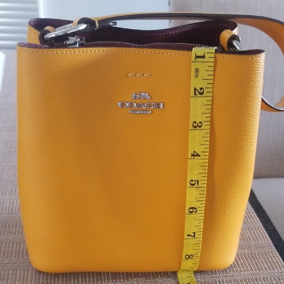 Coach Mustard Yellow Leather Shoulder Bag the detachable strap is missing❤ - Picture 10 of 10